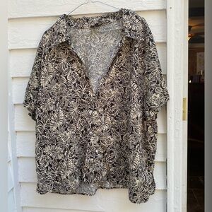 Jones New York Black and Cream Tropical 🌴 Patterned button down vneck Shirt